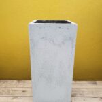Maceta de Cemento. Prisma 50cm Alto Color Cemento